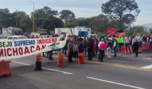 Indígenas de Michoacán exigen resolver crisis de salud y educación