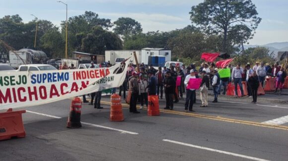 Indígenas de Michoacán exigen resolver crisis de salud y educación