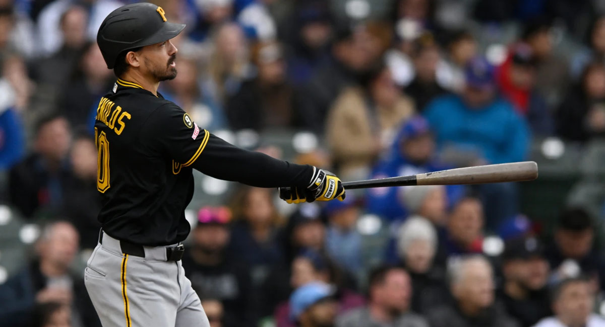 Reynolds observa el vuelo de la esférica, después de conectar su cañonazo