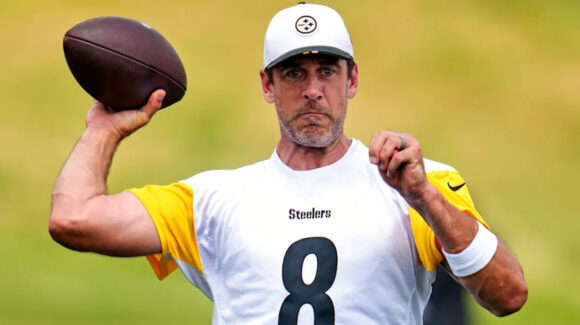 Los Steelers no se rinden con Rodgers; le colocan una oferta de agente libre sin restricciones