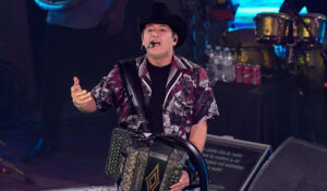 Remmy Valenzuela celebra sold out en la ExpoGan Sonora 2026; así fue su presentación con varios invitados