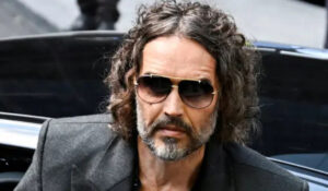 Russell Brand, ex de Katy Perry, confirma relaciones con menor de edad; la joven lo acusa de violación