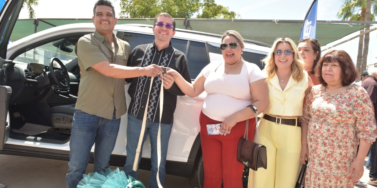 El alcalde de Navojoa haciendo entrega de las llaves del automóvil al ganador del sorteo