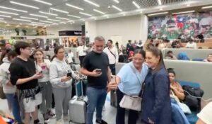 VIDEO: Claudia Sheinbaum arriba Madrid; así la recibieron los mexicanos en España