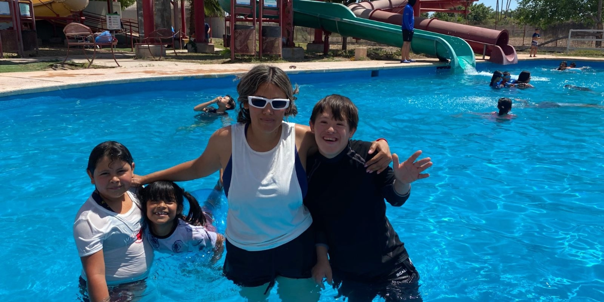 Familias de Navojoa disfrutan del área de albercas en el Parque Infantil