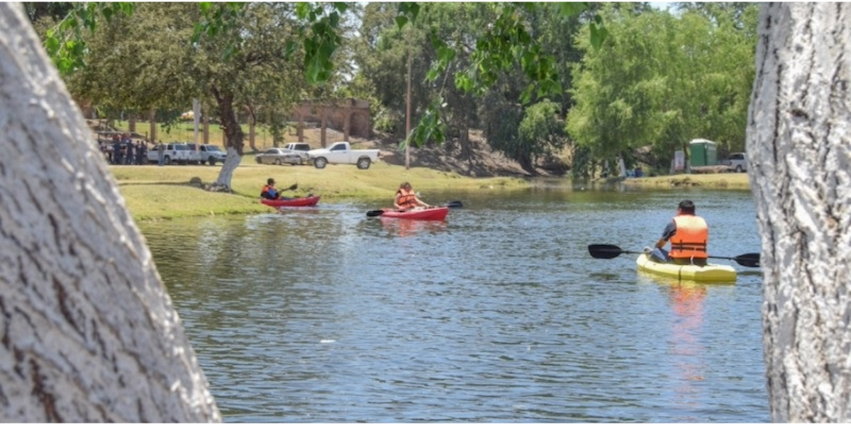 Personas disfrutando de paseos de kayak en el Río Mayo