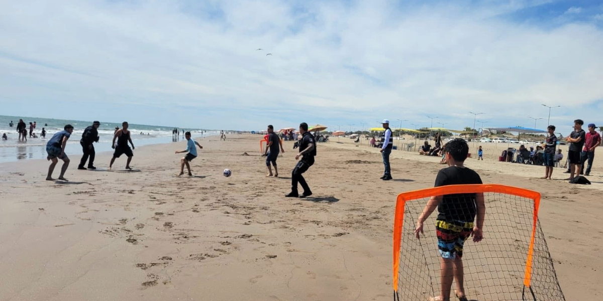 Jóvenes disfrutando de la playa de Huatabampito