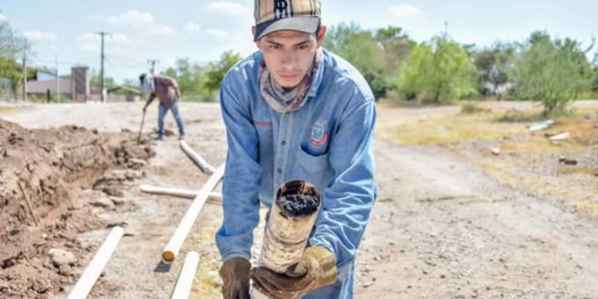 Trabajador de Oomapas Navojoa mostrando la tubería tapada con manganeso