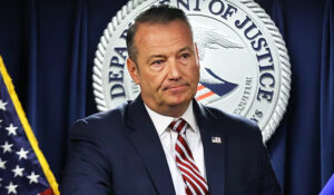 Renuncia director del ICE, Todd Lyons, tras meses de tensiones migratorias en Estados Unidos