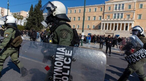 Tiroteos en Atenas: Sujeto desata balacera en oficinas públicas y huye; confirman varios heridos