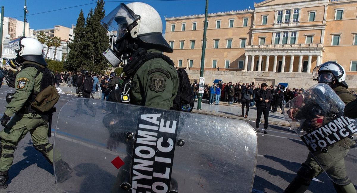 Ataque en Atenas deja varios heridos tras tiroteos en tribunal y oficina pública