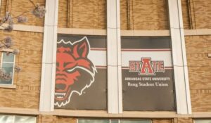 Tiroteo en Universidad de Arkansas, EU, deja 4 víctimas; responsables están prófugos