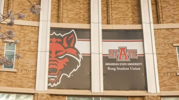 Tiroteo en Universidad de Arkansas, EU, deja 4 víctimas; responsables están prófugos