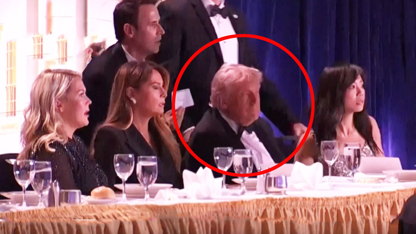 El momento en que se escucharon disparos durante la cena