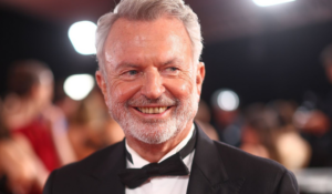 Tras cinco años luchando, Sam Neill celebra estar libre de cáncer tras una larga batalla