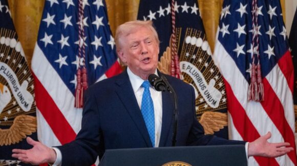 Trump advierte a Irán por supuestos cobros a petróleos en el estrecho de Ormuz