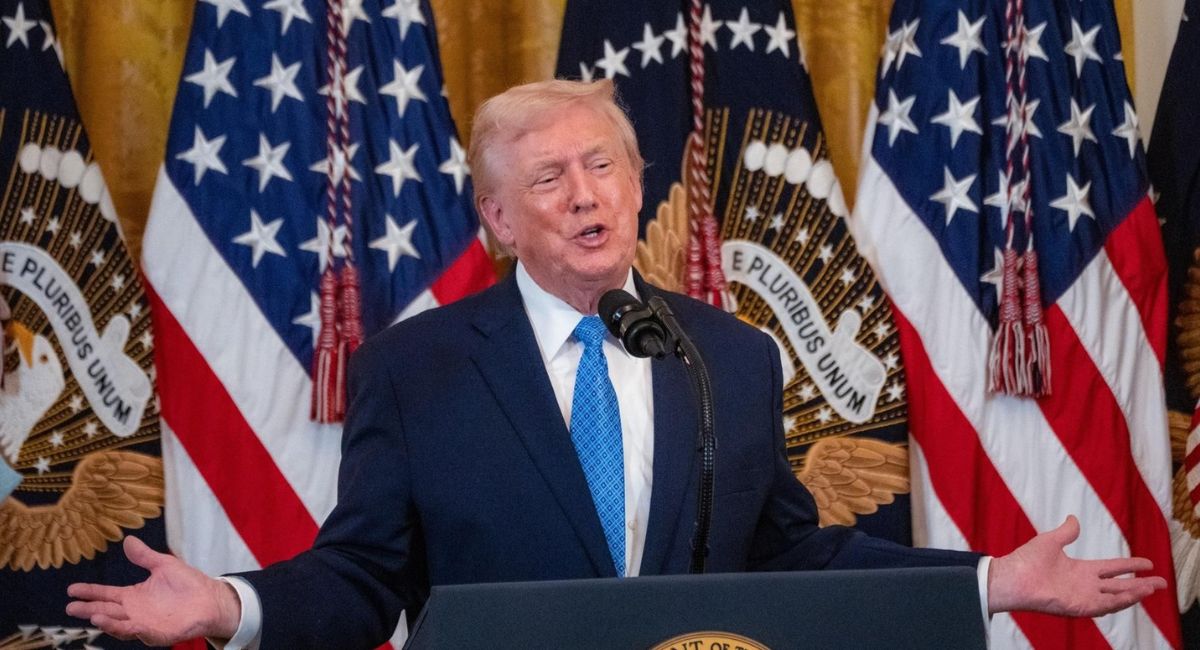 Trump advierte a Irán por supuestos cobros a petróleos en el estrecho de Ormuz