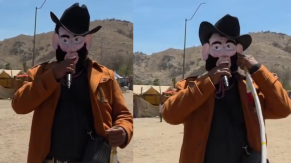 Un fariseo de Hermosillo causa sensación con máscara de Carín León en la Ramada de la Revolución