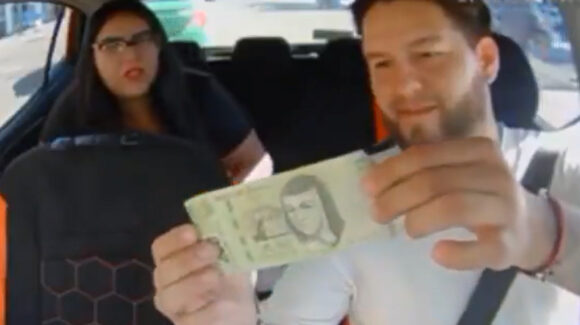 VIDEO: Pasajera amenaza a chofer de aplicación con usar la Ley Valeria tras rechazarle billete falso
