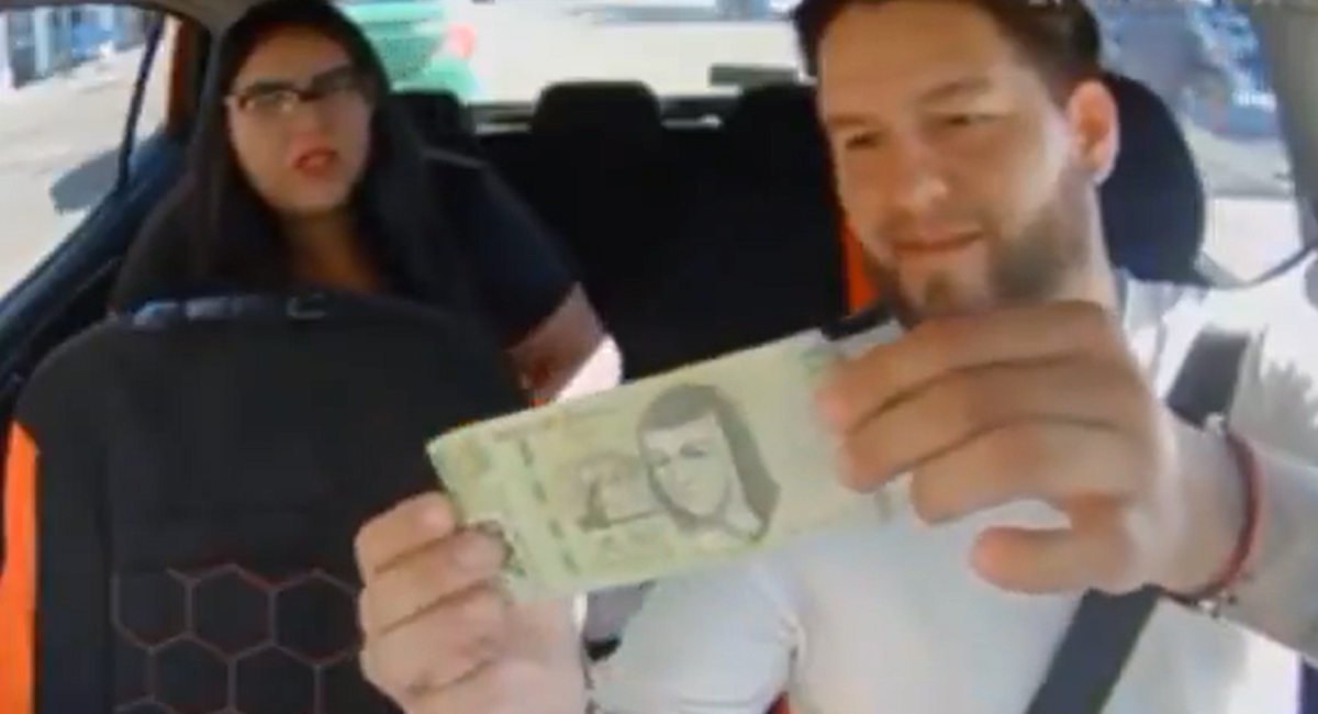 El momento en que el conductor detectó el dinero falso