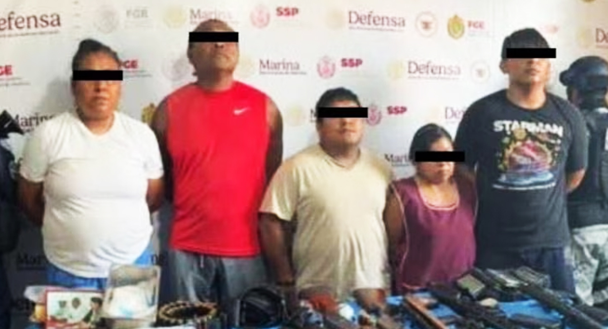 Las cinco personas detenidas con armas y otros objetos