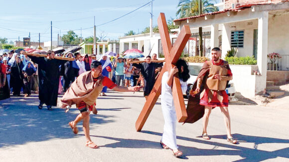 Feligreses católicos representan la pasión de Cristo en el Viacrucis de Navojoa