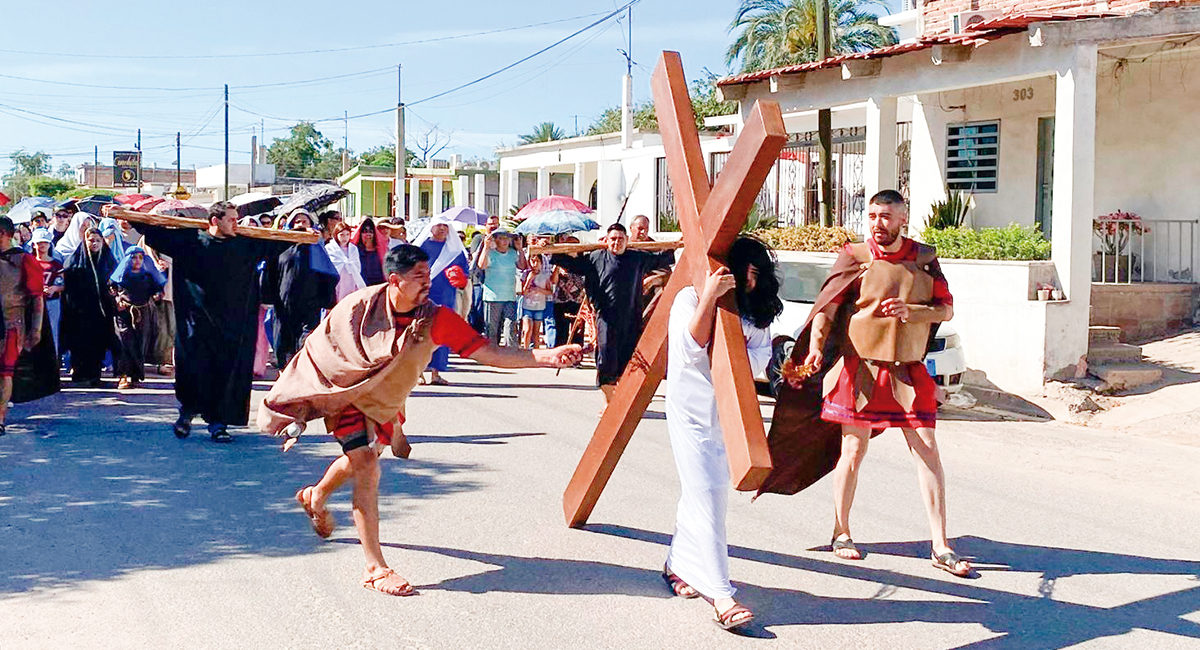 Feligreses católicos representan la pasión de Cristo en el viacrucis de Navojoa