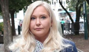 Rinden homenaje a Virginia Giuffre, acusadora de Epstein, un año después