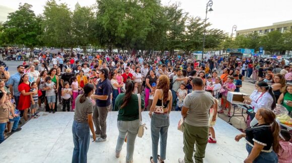 Se llena de ‘conejitos’ la Plaza Zaragoza con la búsqueda de huevos de Pascua