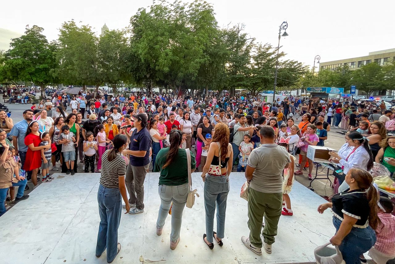 Se llena de 'conejitos' la Plaza Zaragoza con la búsqueda de huevos de Pascua