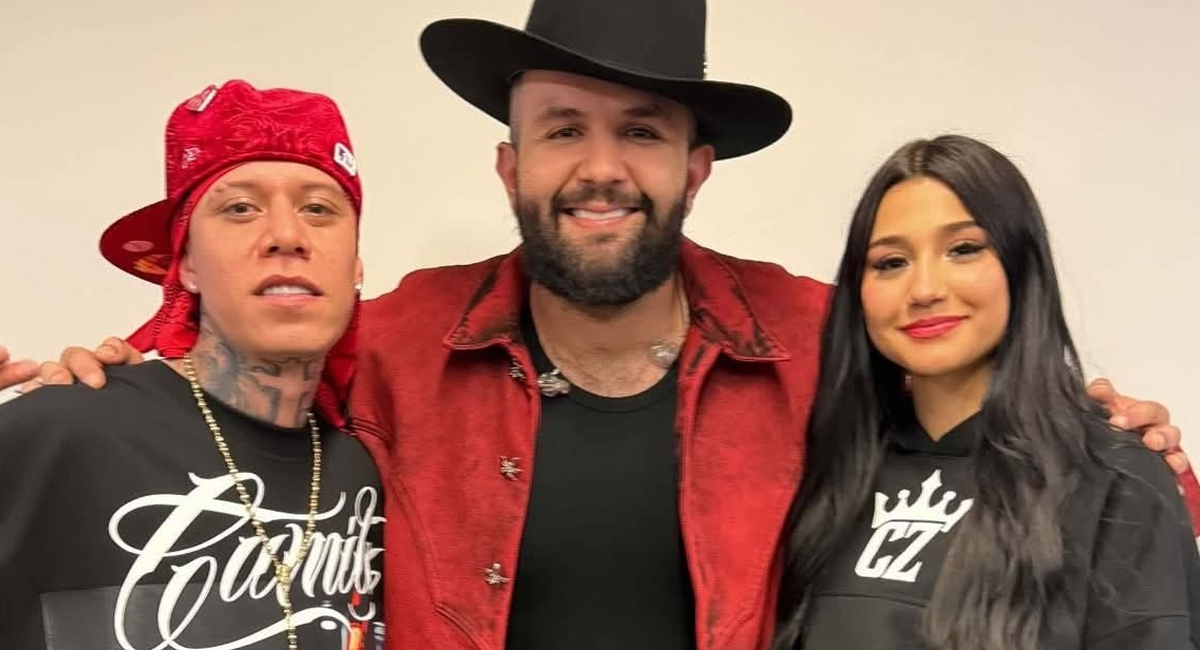 Camila Zamorano junto a los cantantes Santa Fe Klan y Carín León