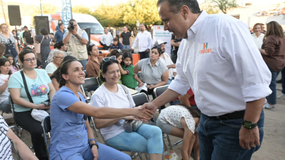 ‘Toño’ Astiazarán acerca servicios municipales a vecinos de Urbi Villa del Cedro