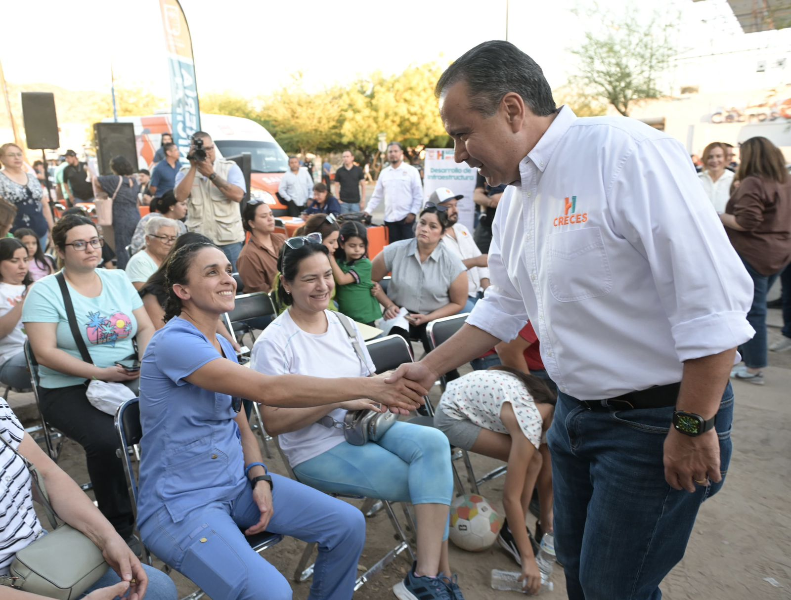 'Toño' Astiazarán acerca servicios municipales a vecinos de Urbi Villa del Cedro