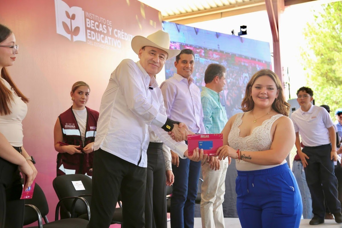 Alfonso Durazo Montaño impulsa becas universales para estudiantes de escuelas públicas en Sonora