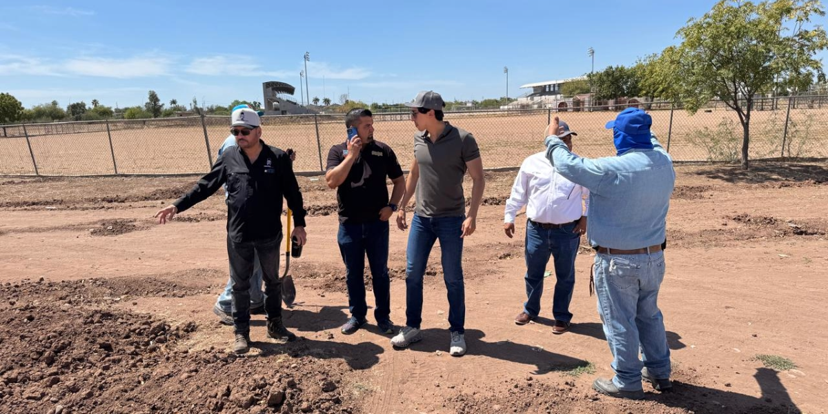 Autoridades municipales y 'Acción Verde' preparando la unidad deportiva para la reforestación
