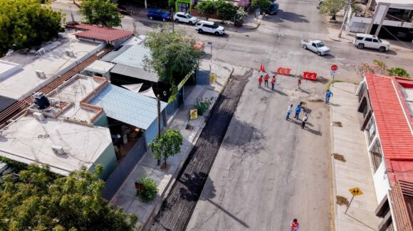 Toño Astiazarán beneficia a habitantes de la calle Bernardo Reyes con recarpeteo