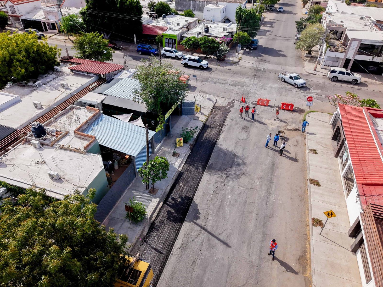 Toño Astiazarán beneficia a habitantes de la calle Bernardo Reyes con recarpeteo