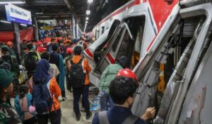 Tragedia en Indonesia: Fuerte choque de trenes deja 15 mujeres muertas; iban en el vagón exclusivo