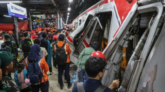 Tragedia en Indonesia: Fuerte choque de trenes deja 15 mujeres muertas; iban en el vagón exclusivo