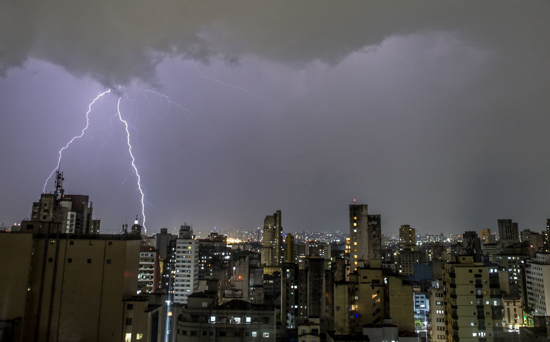 Clima HOY miércoles 08 de abril en la NOCHE: Se esperan LLUVIAS FUERTES y DESCARGAS ELÉCTRICAS en estas zonas
