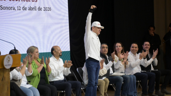 Certeza jurídica en Agua Prieta: Alfonso Durazo entrega escrituras a mil 500 familias