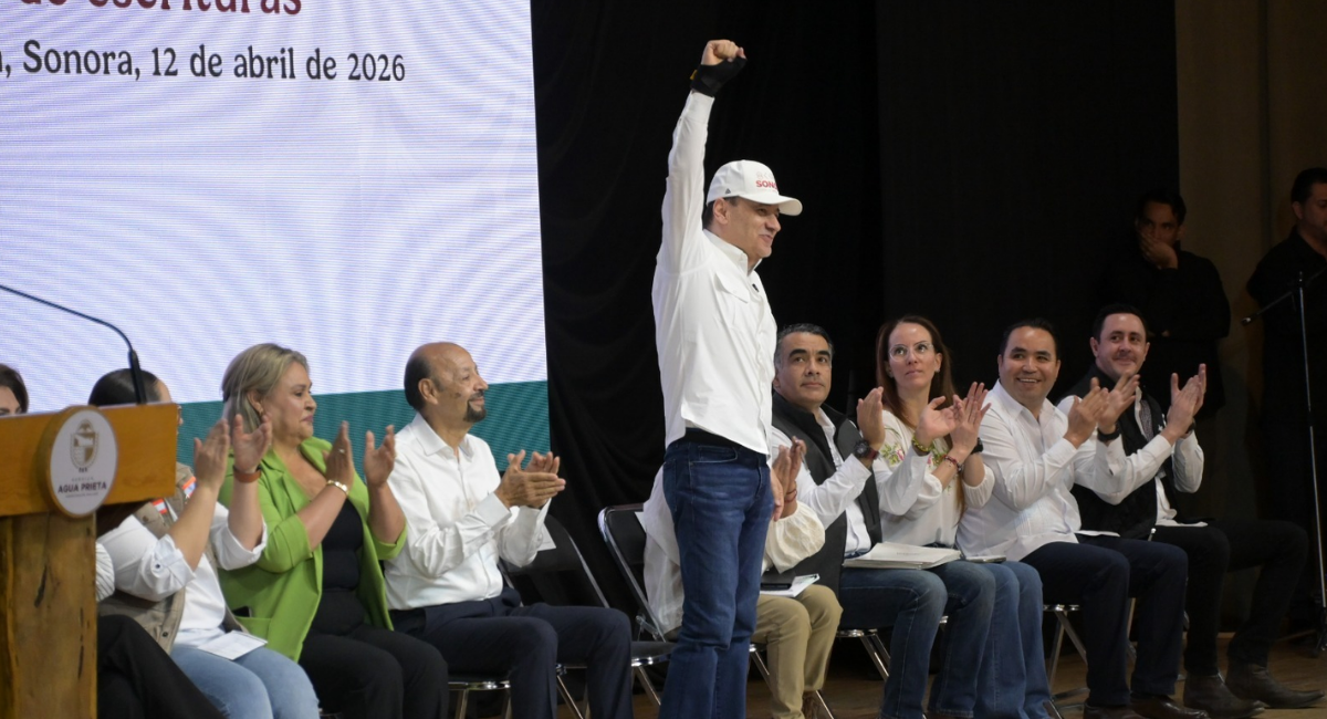 Certeza jurídica en Agua Prieta: Alfonso Furazo entrega escrituras a mil 500 familias