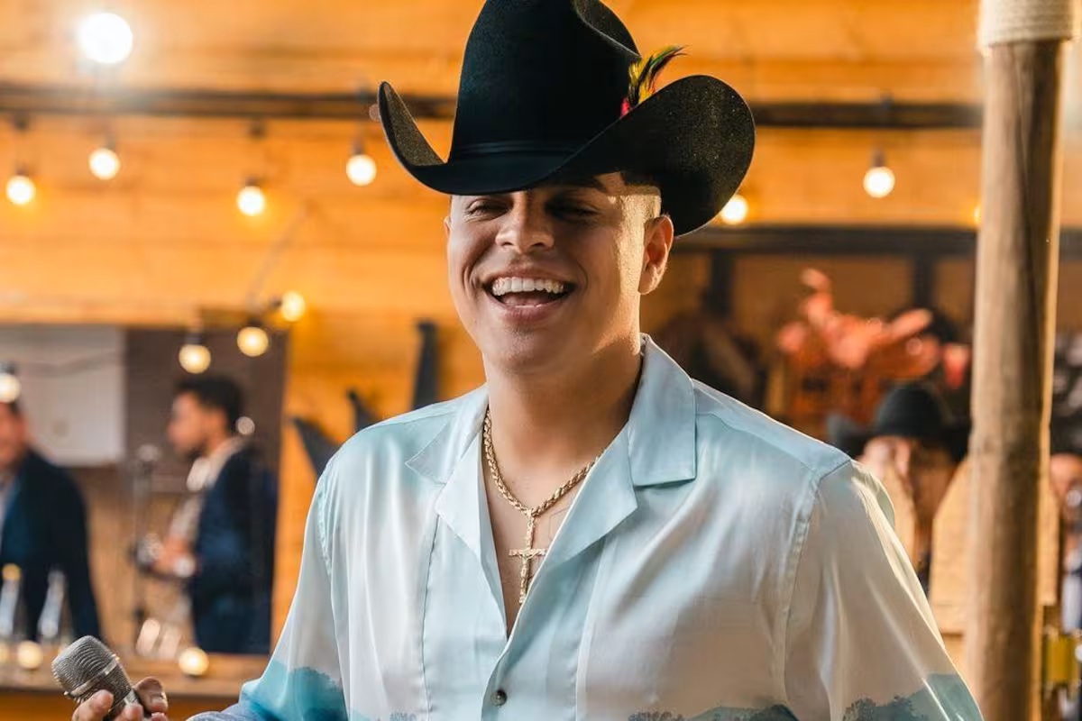 (VIDEO Y FOTOS) Eduin Caz anuncia estreno 'Cabr@n y medio' con mariachi para este 2 de abril