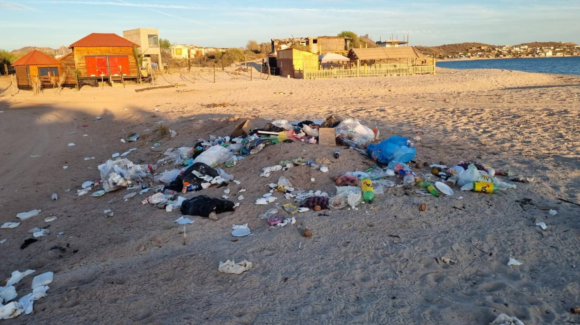 Vacacionistas convierten a playas de la región de Guaymas en un basurero clandestino