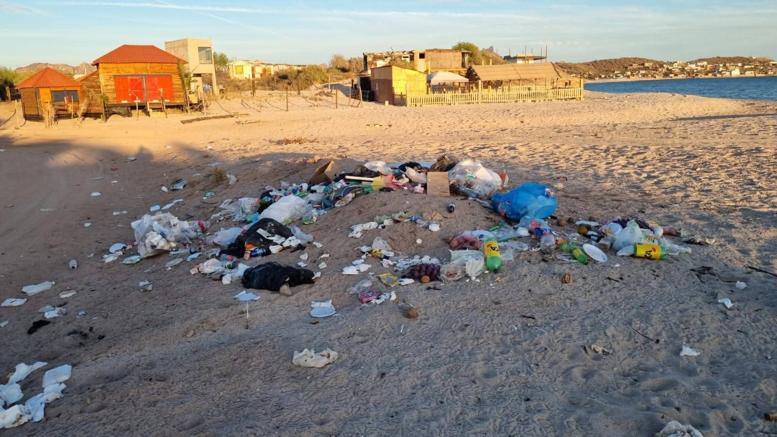 Vacacionistas convierten a playas de la región de Guaymas en un basurero clandestino