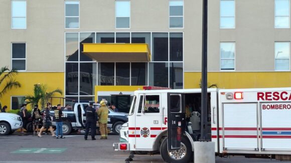 Cerca de 200 personas son evacuadas de un hotel en Guaymas tras inundación provocada por falla del sistema contra incendios