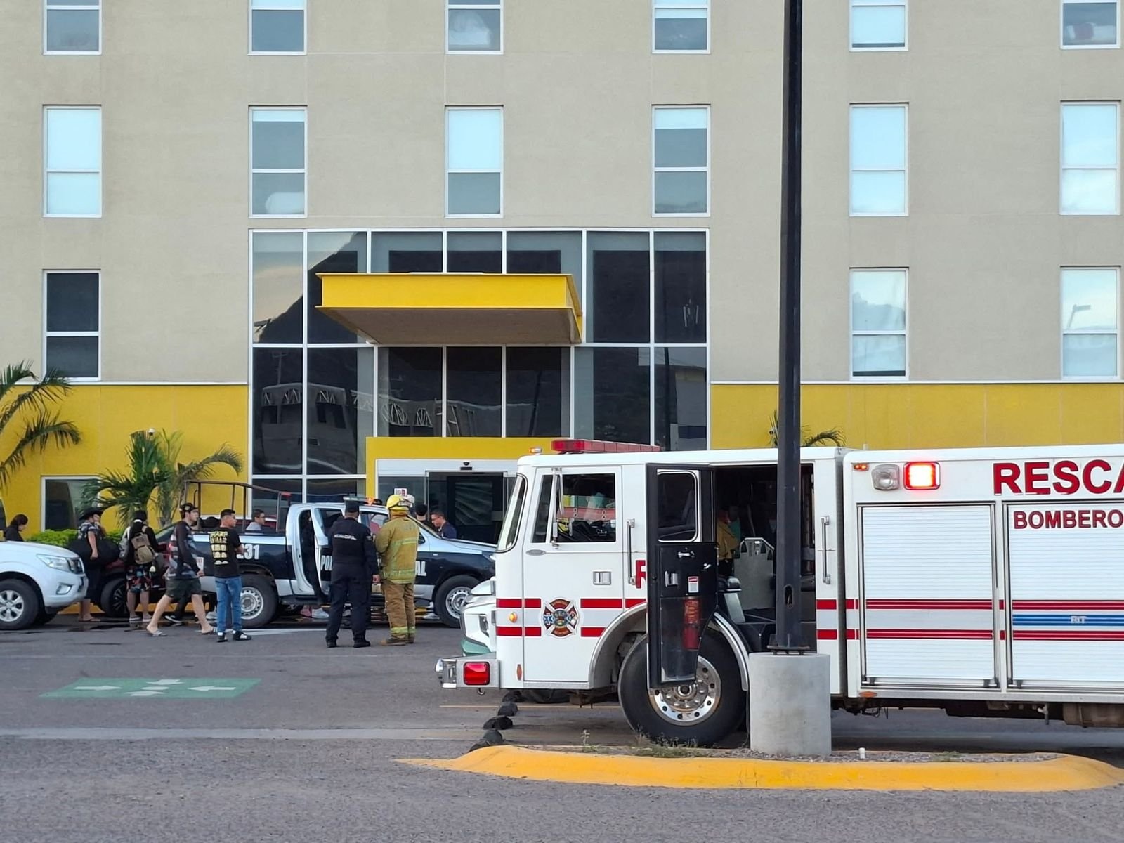 Cerca de 200 personas son evacuadas de un hotel en Guaymas tras inundación provocada por falla del sistema contra incendios