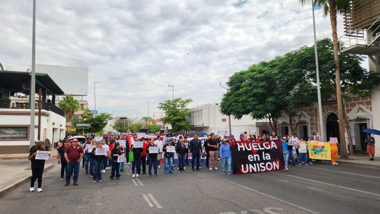 Sindicatos de la Unison en Hermosillo se manifestaron para exigir incremento salarial