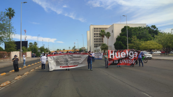 Sindicatos de la Unison de Hermosillo se manifiestan por falta de acuerdos