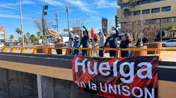 STAUS coloca lonas en exigencia de mejores salarios y prestaciones en Hermosillo